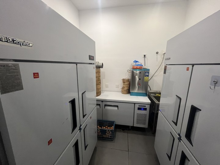 嘉定新城地铁站旁，人流量大，位置好