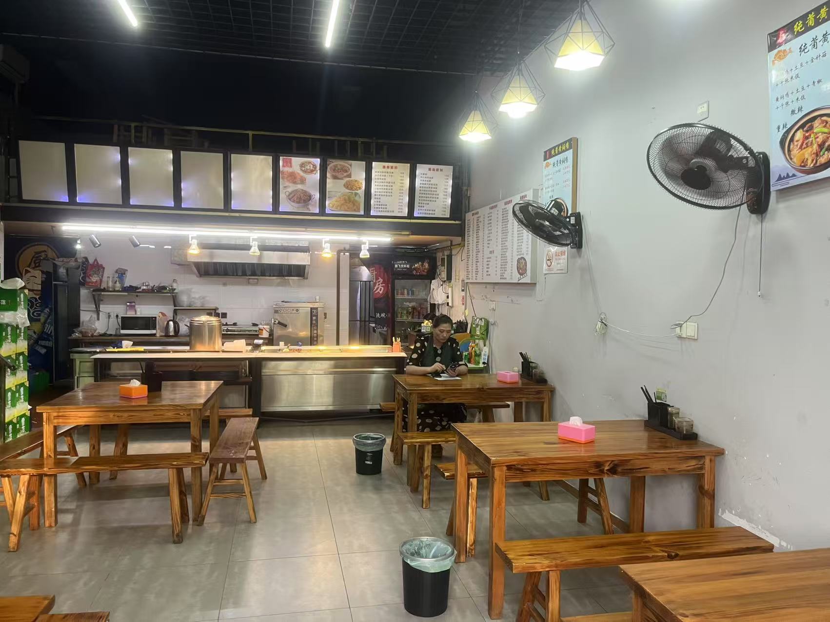 松江万达餐饮转让，带天然气，适合堂食外卖，重餐饮